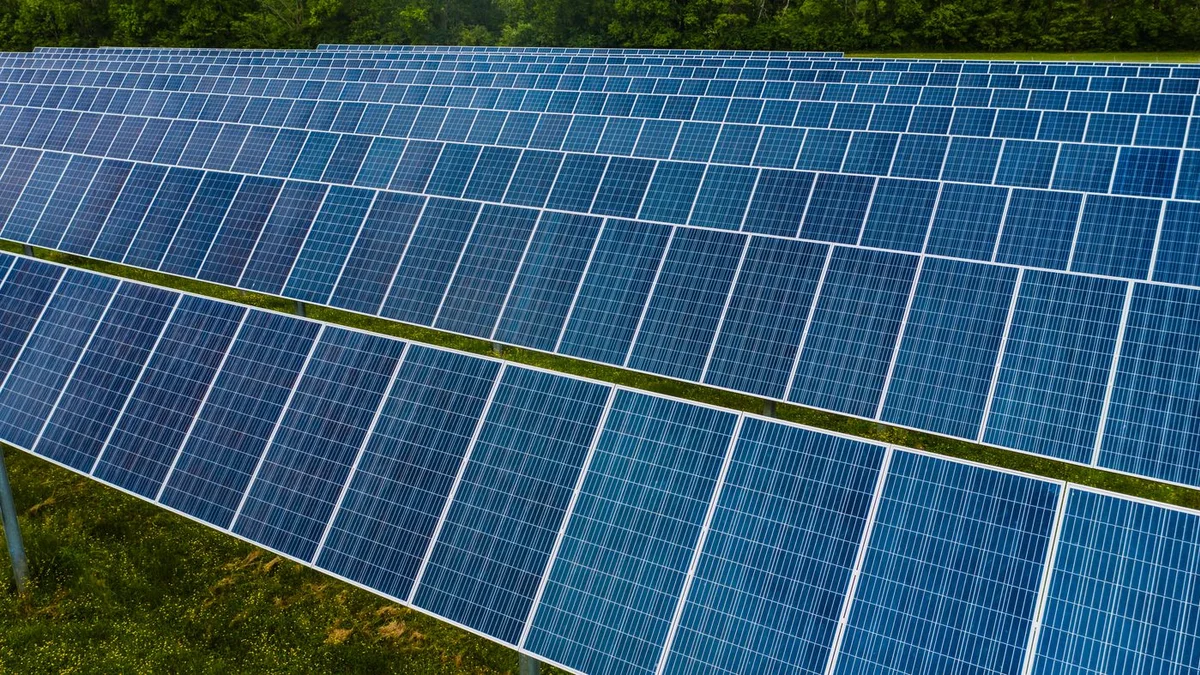 Vedere de ansamblu a unui parc fotovoltaic de mari dimensiuni