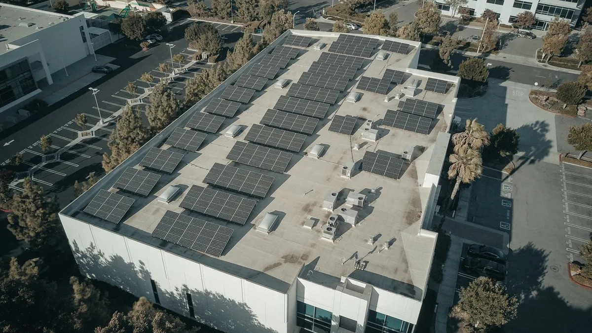 Instalație fotovoltaică pe acoperișul unei clădiri, pentru compensarea cantitativă a energiei