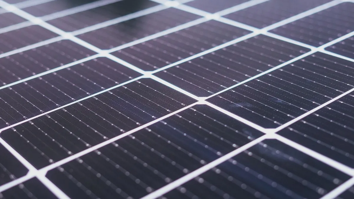 Detaliu celule fotovoltaice - textura panoului solar folosită pentru a ilustra degradarea în timp