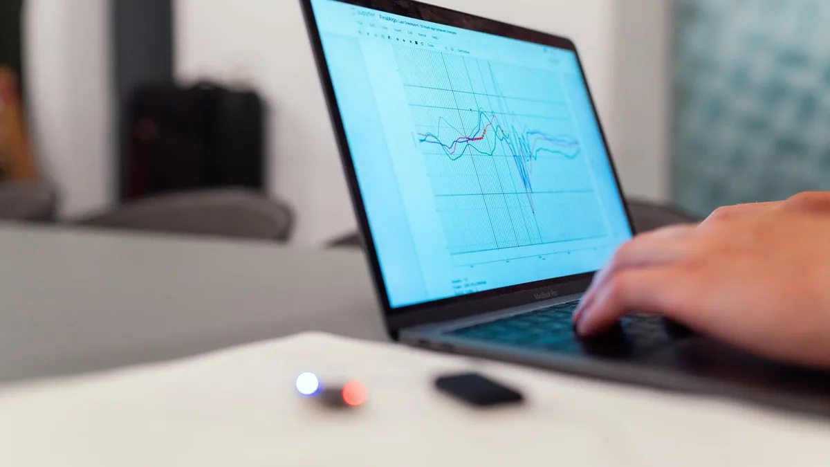 Monitorizare date pe laptop, ilustrând un sistem de management energetic (EMS)
