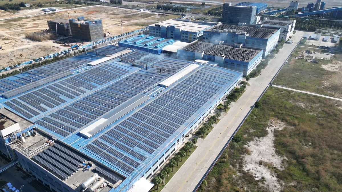 Instalație fotovoltaică extinsă pe acoperișul unei clădiri industriale, proiect comercial