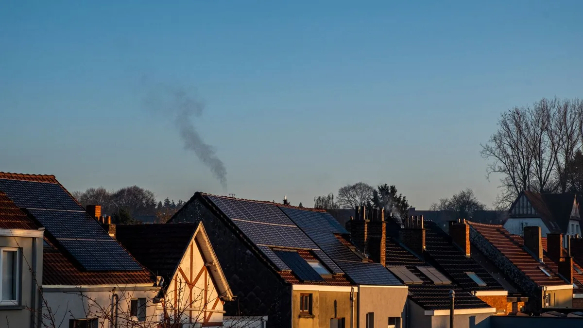 Case cu panouri fotovoltaice montate pe acoperiș, ilustrând diferența dintre kWp și kWh
