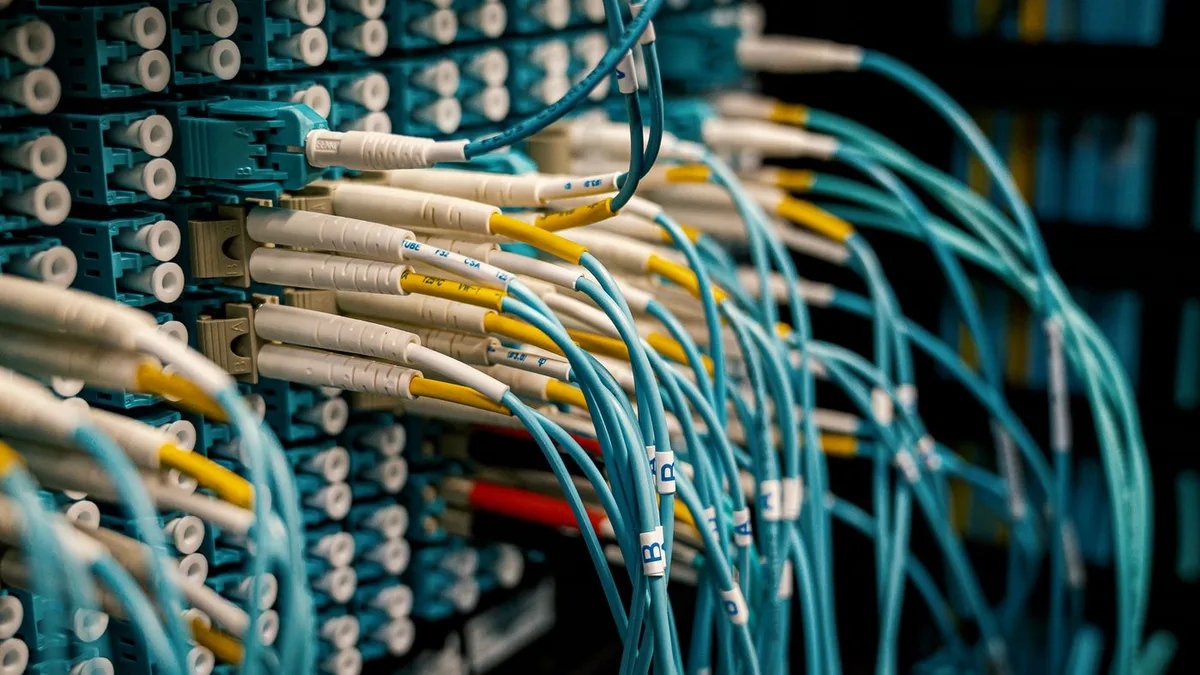 Cablaj și conectori electronici, ilustrând componentele electronice de tip optimizer MLPE