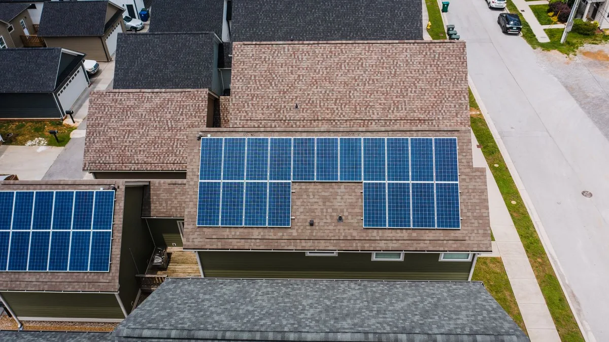 Panouri fotovoltaice montate pe acoperiș, unghi de vedere aerian care arată orientarea și înclinarea