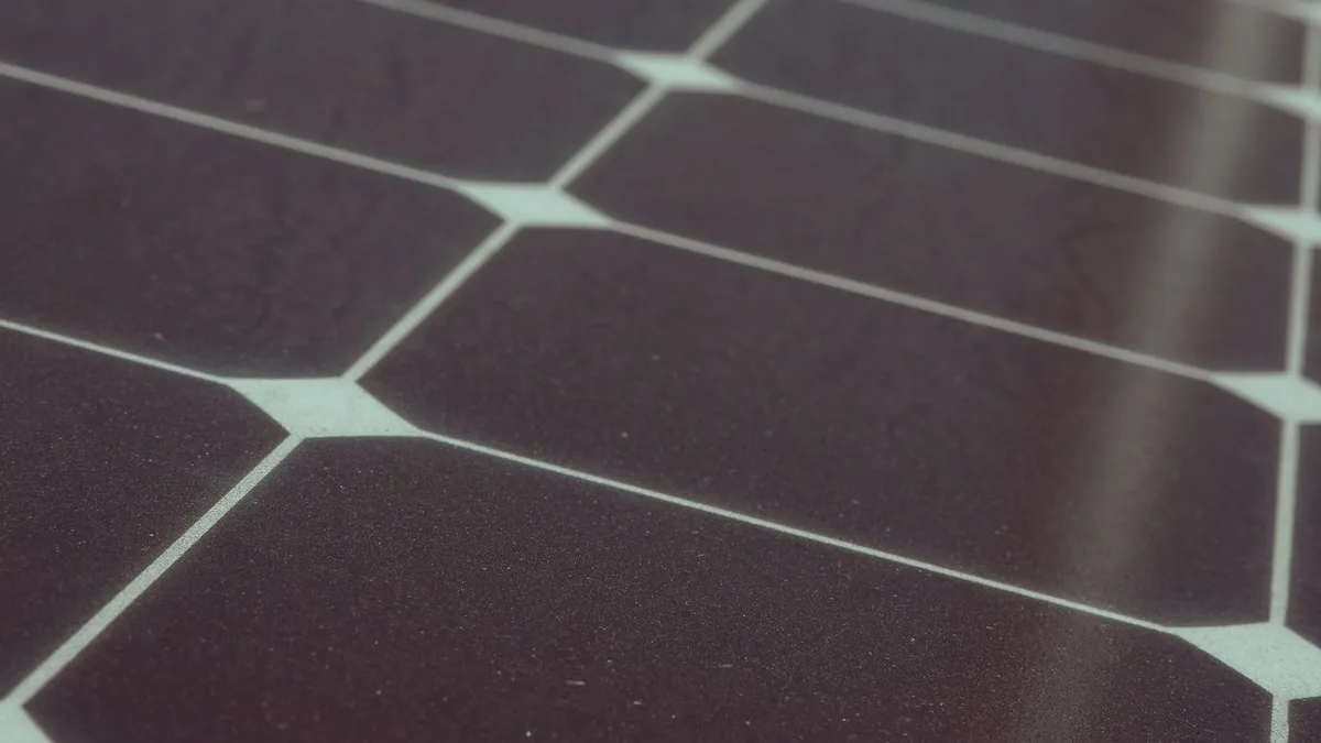 Detaliu celule fotovoltaice, ilustrând diferențele dintre tehnologiile TOPCon și HJT