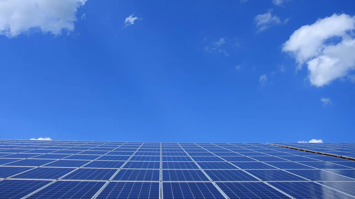 Panouri fotovoltaice pe fundal de cer senin, ilustrând puterea de vârf a sistemului