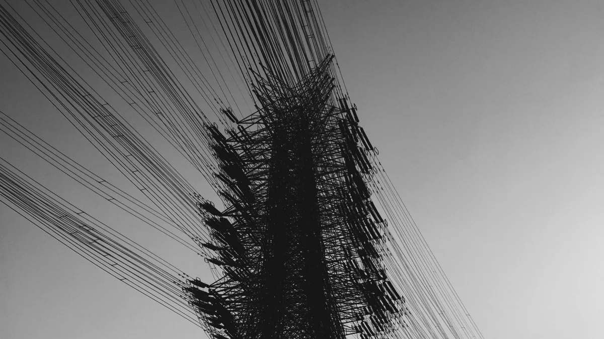 Stâlp de înaltă tensiune și linii electrice, ilustrând rețeaua de distribuție a energiei