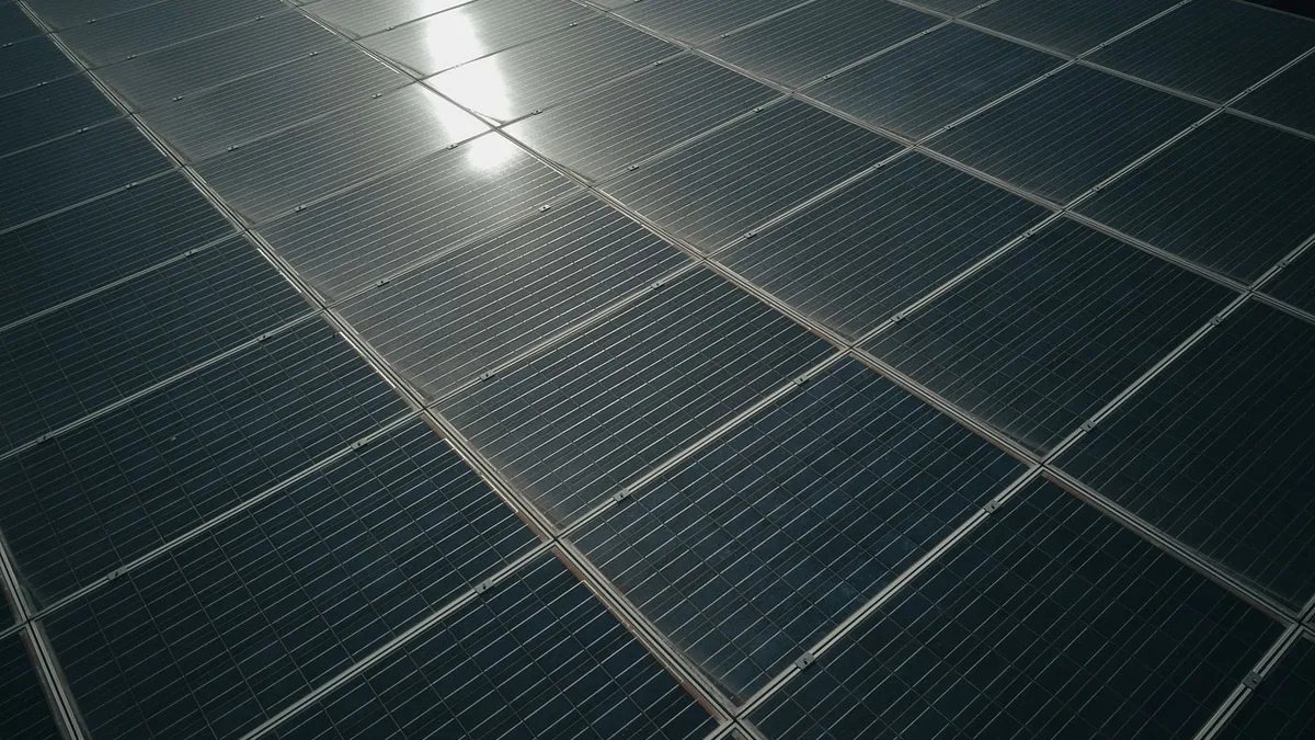Celule fotovoltaice în prim-plan, ilustrând randamentul de conversie al energiei solare