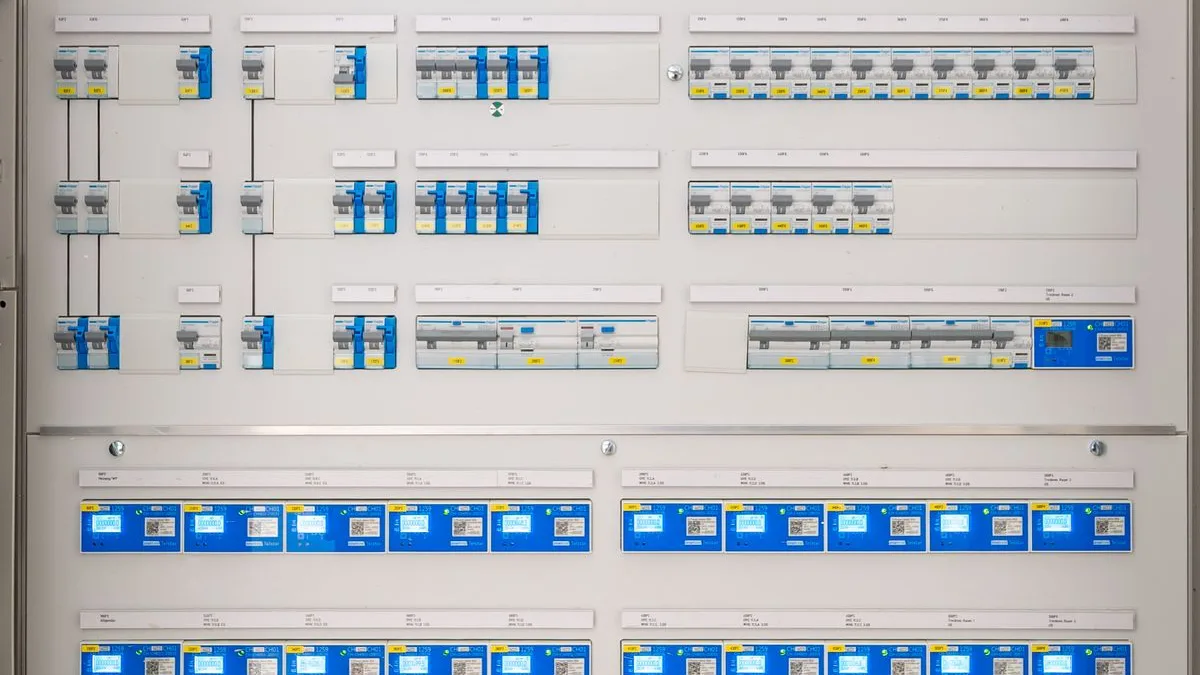 Tablou electric de distribuție cu întrerupătoare automate, protecții diferențiale și contoare de energie