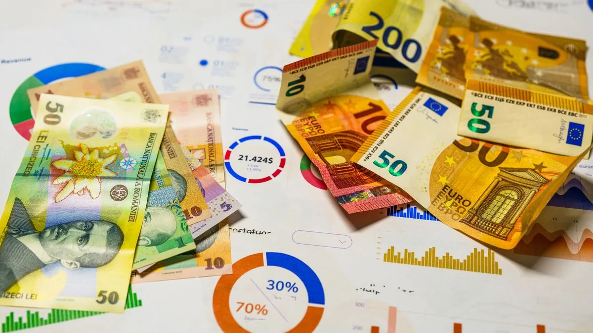 Bancnote în lei și euro peste grafice și diagrame de analiză a costurilor